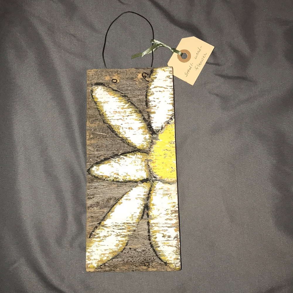🌼 Beautiful Floral Art on Barn Wood